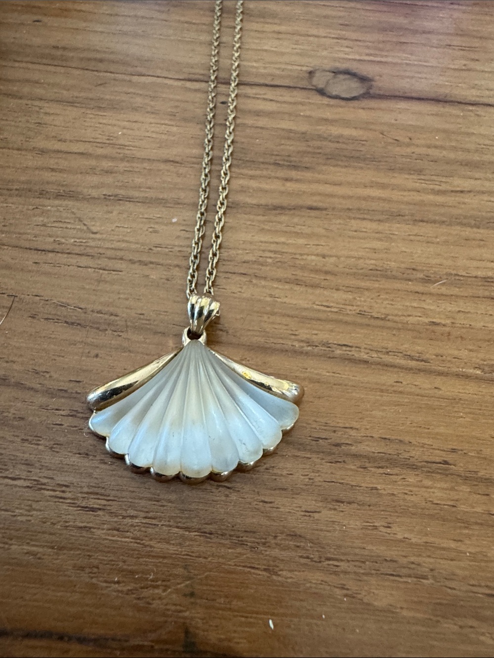 VINTAGE 1981 Avon Gold-Tone Lead Crystal Pendant Necklace with Chain